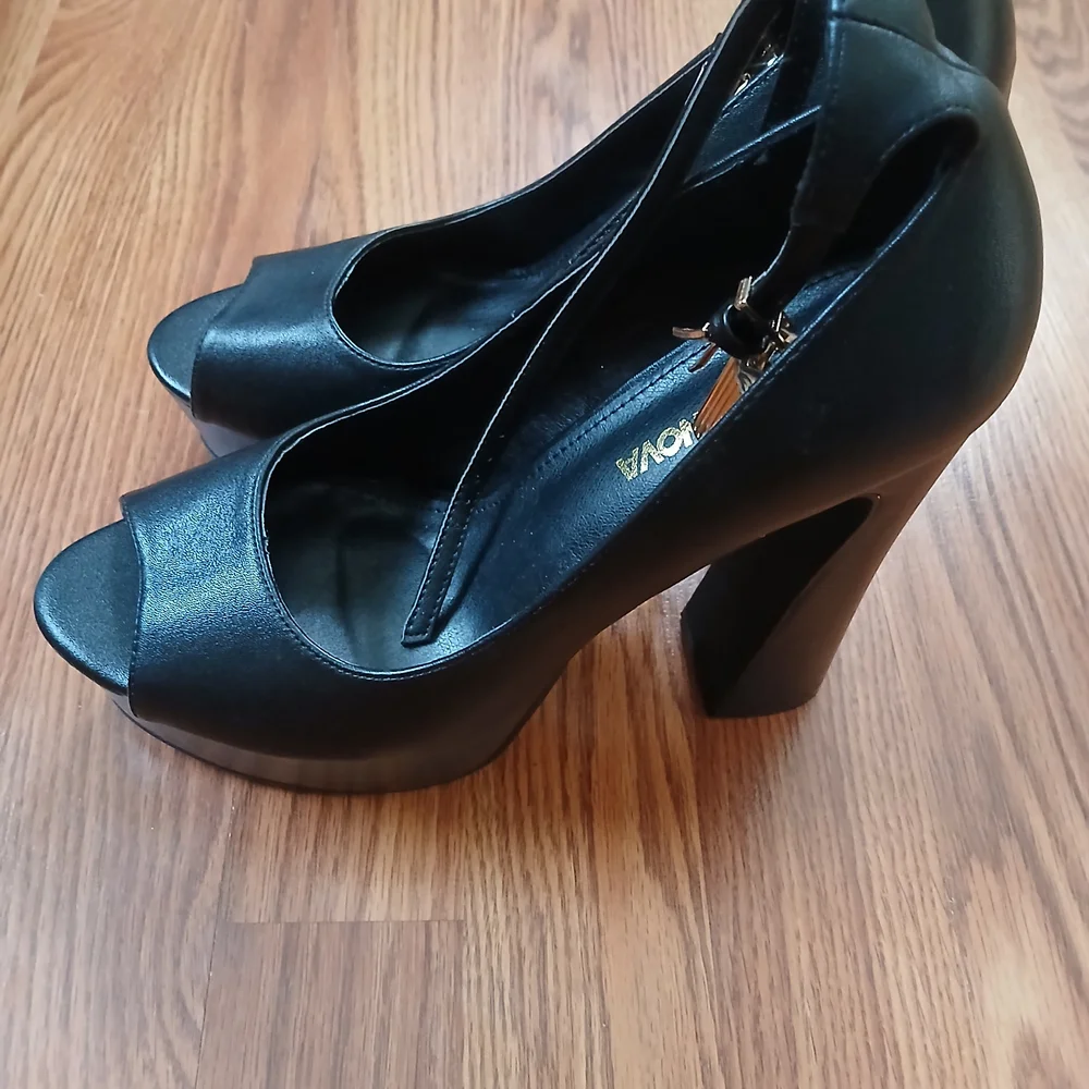 Fashion Nova Maray Platform Heels Womens 10 Black Padlock‎ Charm Peep Toe Block